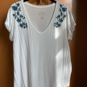 soft&sexy american eagle floral embroidered V neck